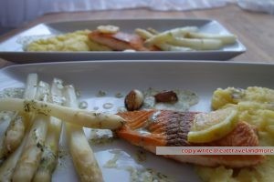 Bio Lachs mit Spargel, Zitronenpüree und Dillsauce