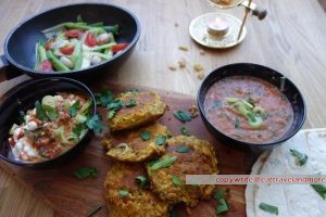 Falafel mit Zwiebelgemüse, scharfem Hüttenkäse und Brotfladen