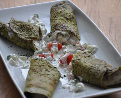 Spinatpalatschinken (Spinatomelette) mit Tomaten-Tzatziki