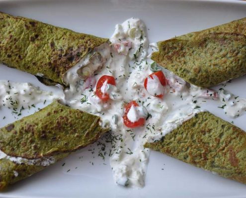 Spinatpalatschinken (Spinatomelette) mit Tomaten-Tzatziki