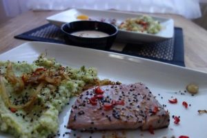 Thunfischsteaks mit Wasabi-Brokkoli-Kartoffelpüree und Orangen-Ingwer-Sauce